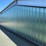 Façade en verre profilé en U Pilkington Profilit armé posée sur cadre aluminium, profilés translucides alignés